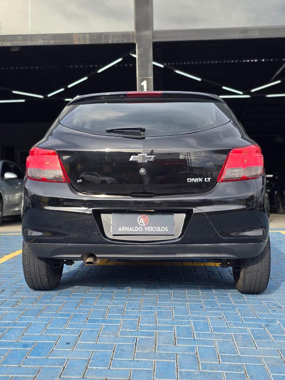 CHEVROLET Onix Hatch - Foto