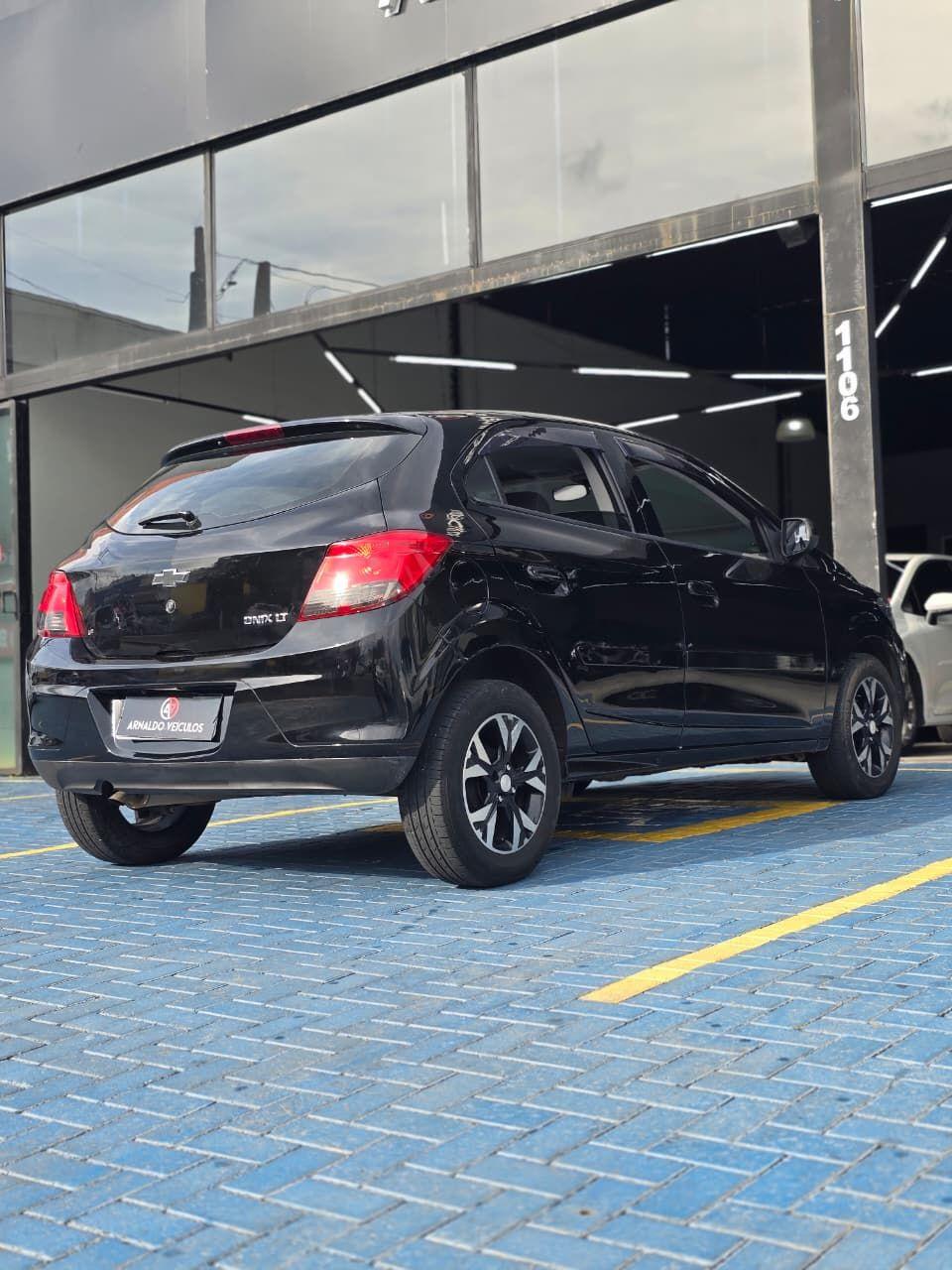CHEVROLET Onix Hatch - Foto