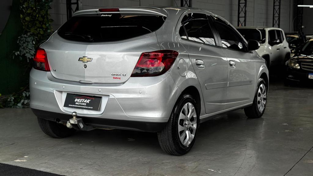 CHEVROLET Onix Hatch - Foto