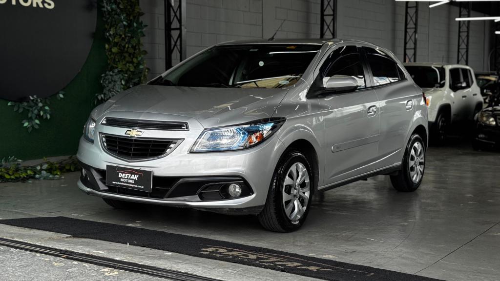 CHEVROLET Onix Hatch - Foto