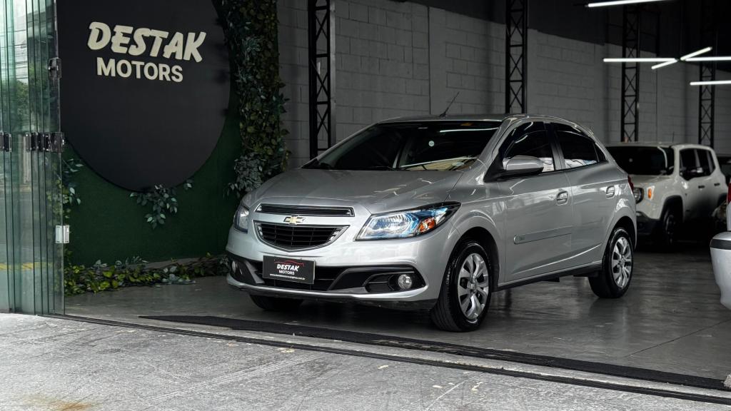 CHEVROLET Onix Hatch - Foto