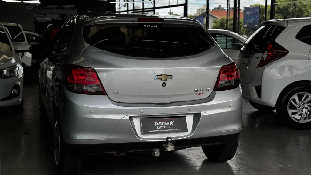 CHEVROLET Onix Hatch - Foto