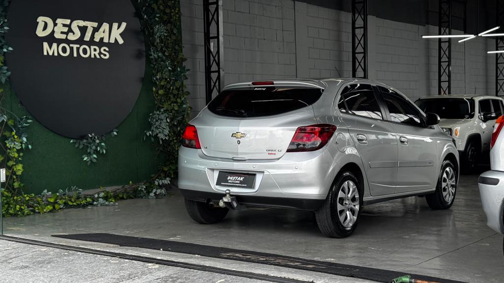 CHEVROLET Onix Hatch - Foto