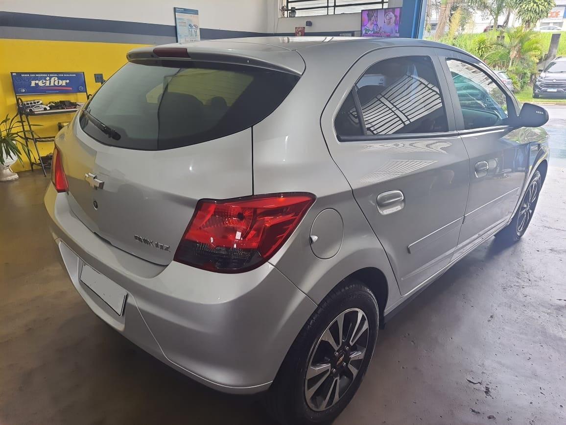 CHEVROLET Onix Hatch - Foto