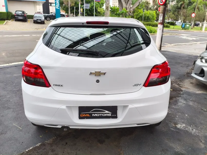 CHEVROLET Onix Hatch - Foto