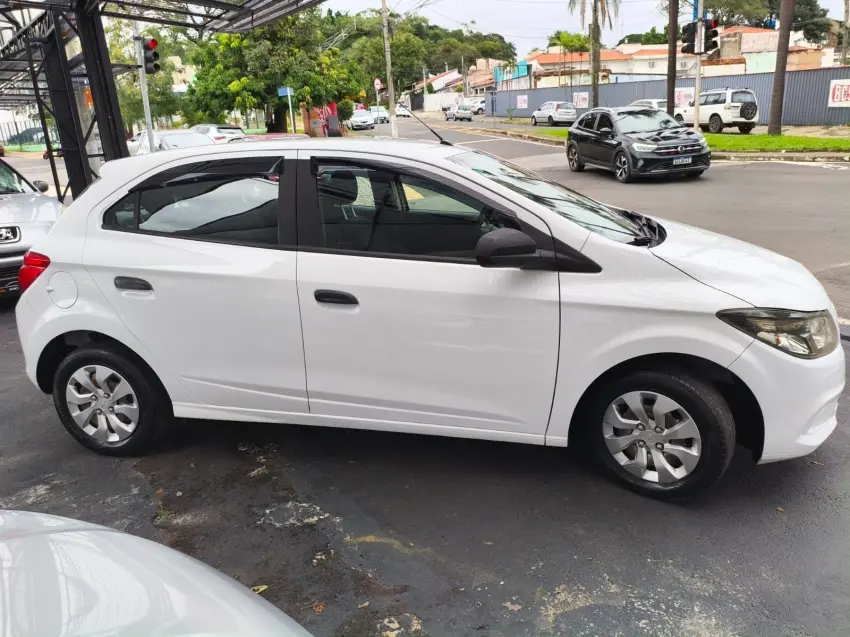 CHEVROLET Onix Hatch - Foto