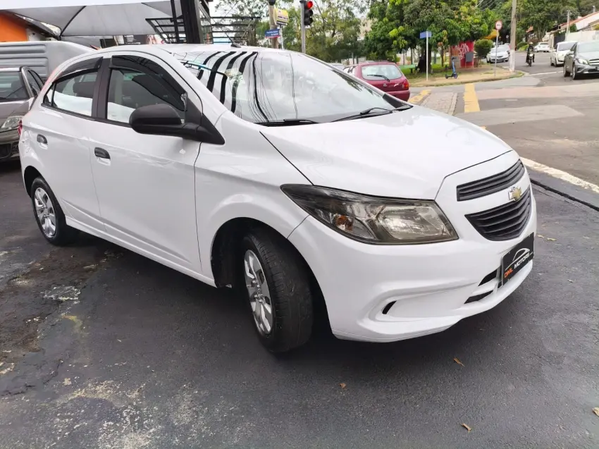 CHEVROLET Onix Hatch - Foto