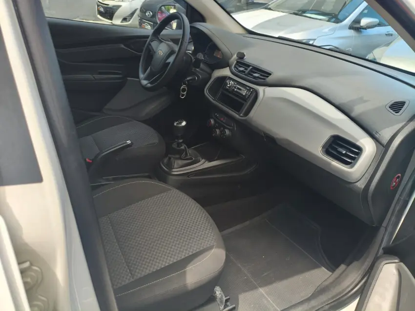 CHEVROLET Onix Hatch - Foto