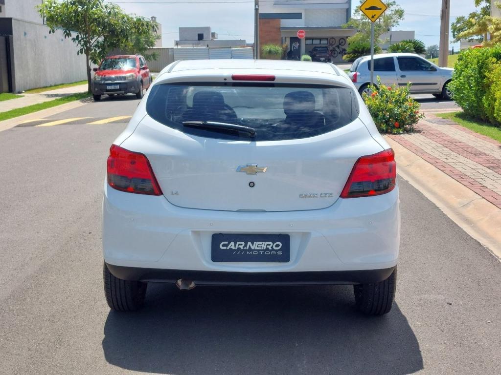 CHEVROLET Onix Hatch - Foto