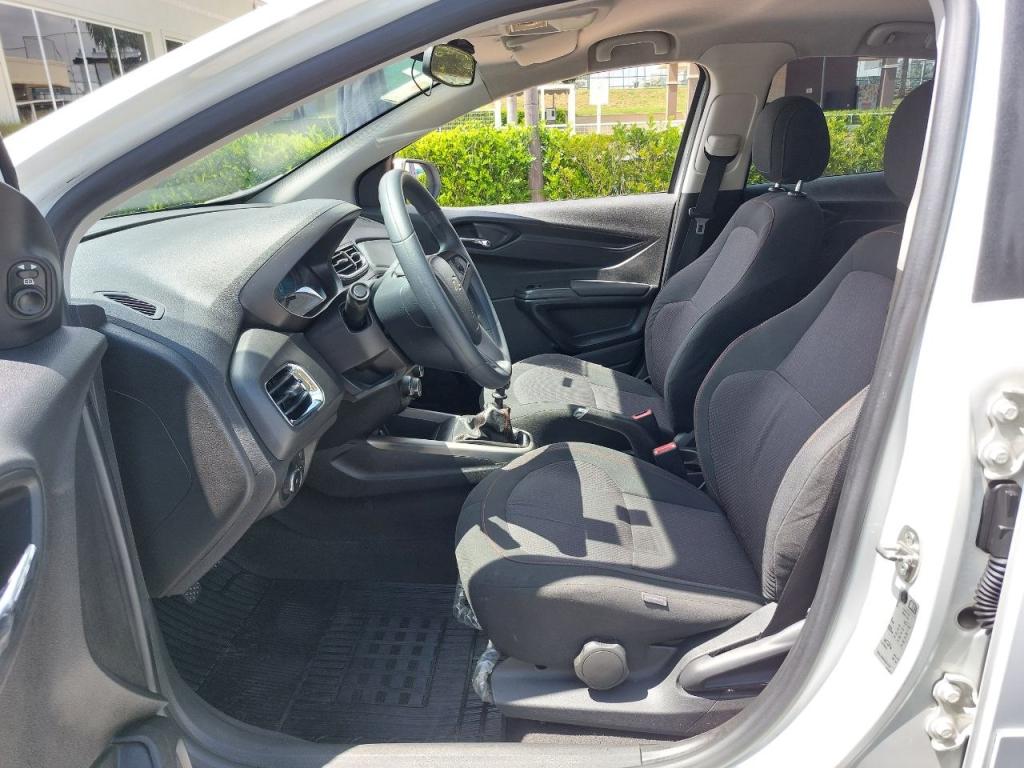 CHEVROLET Onix Hatch - Foto