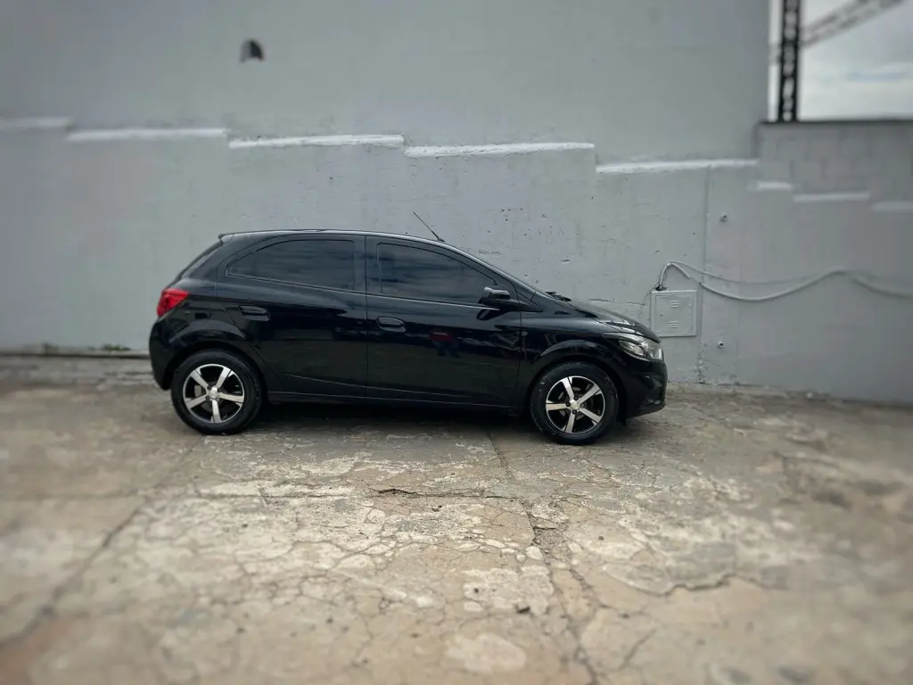 CHEVROLET Onix Hatch - Foto