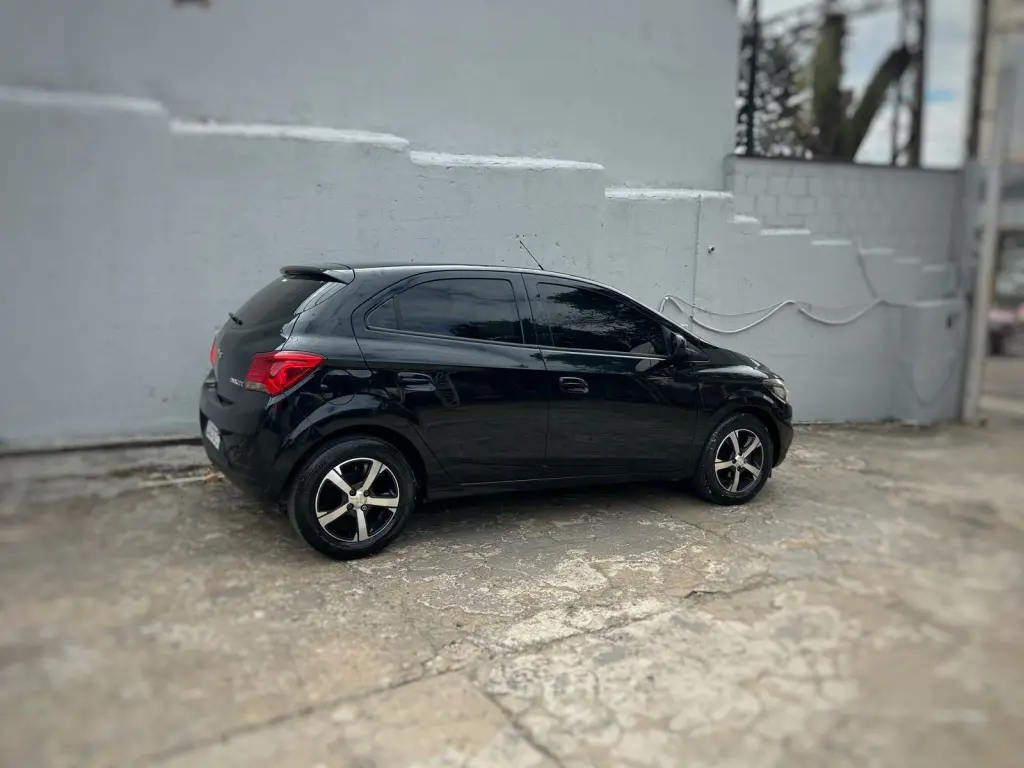 CHEVROLET Onix Hatch - Foto