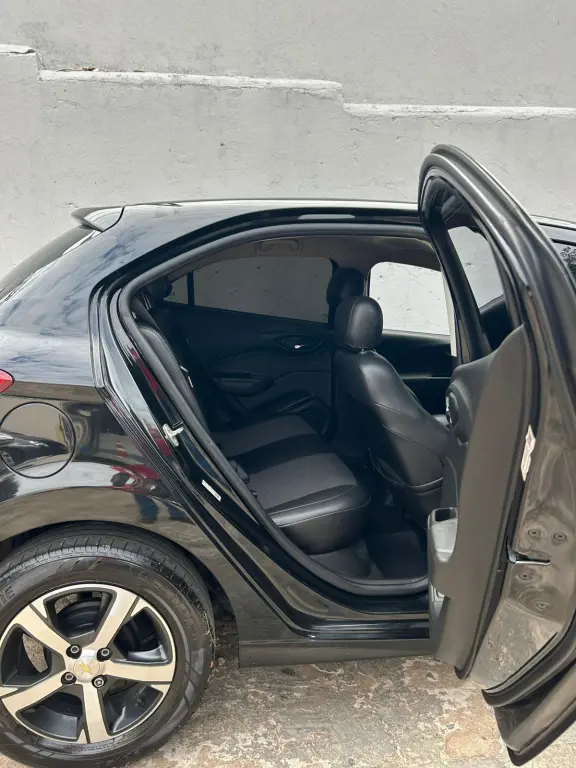 CHEVROLET Onix Hatch - Foto
