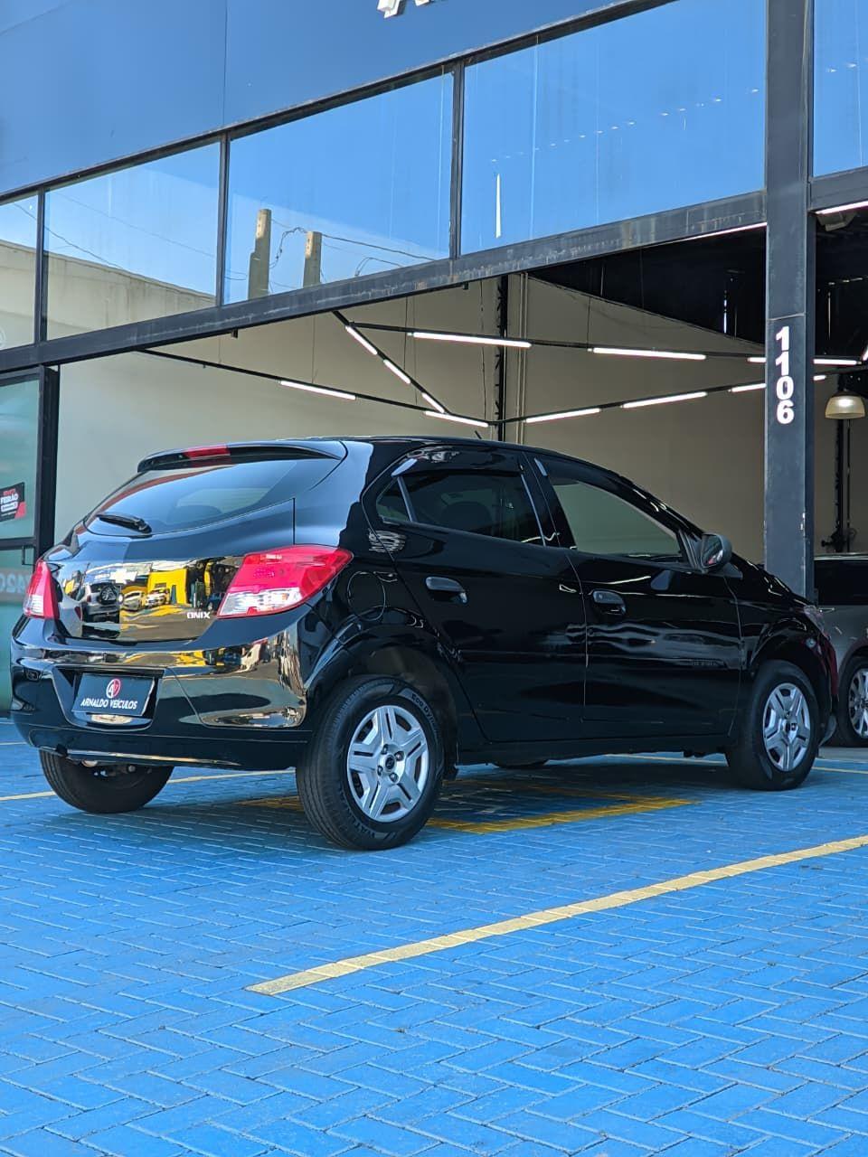 CHEVROLET Onix Hatch - Foto