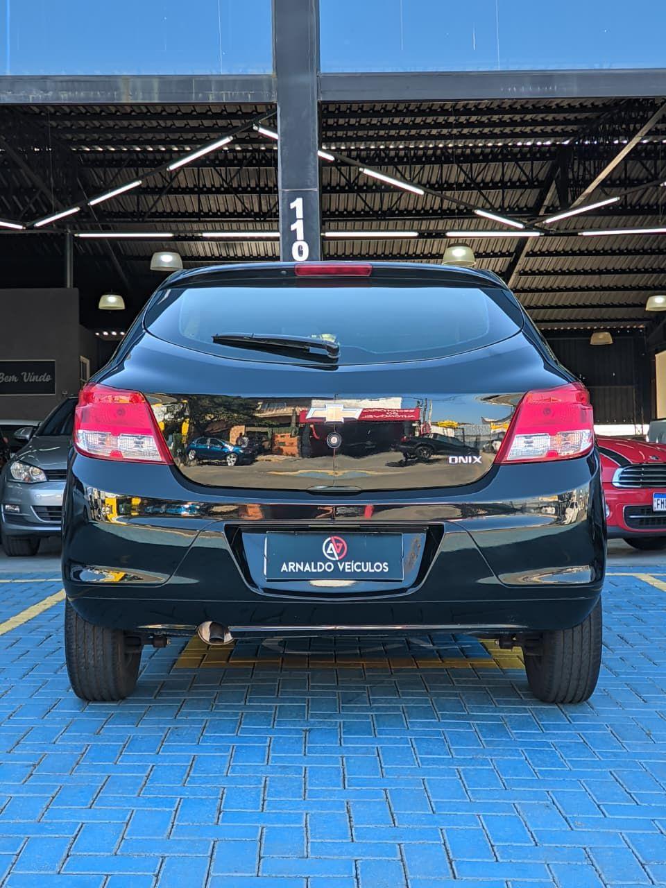 CHEVROLET Onix Hatch - Foto