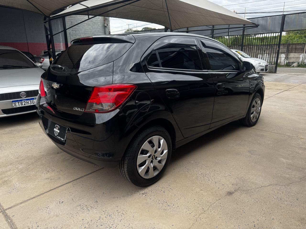 CHEVROLET Onix Hatch - Foto