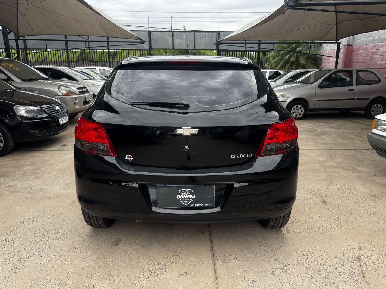 CHEVROLET Onix Hatch - Foto