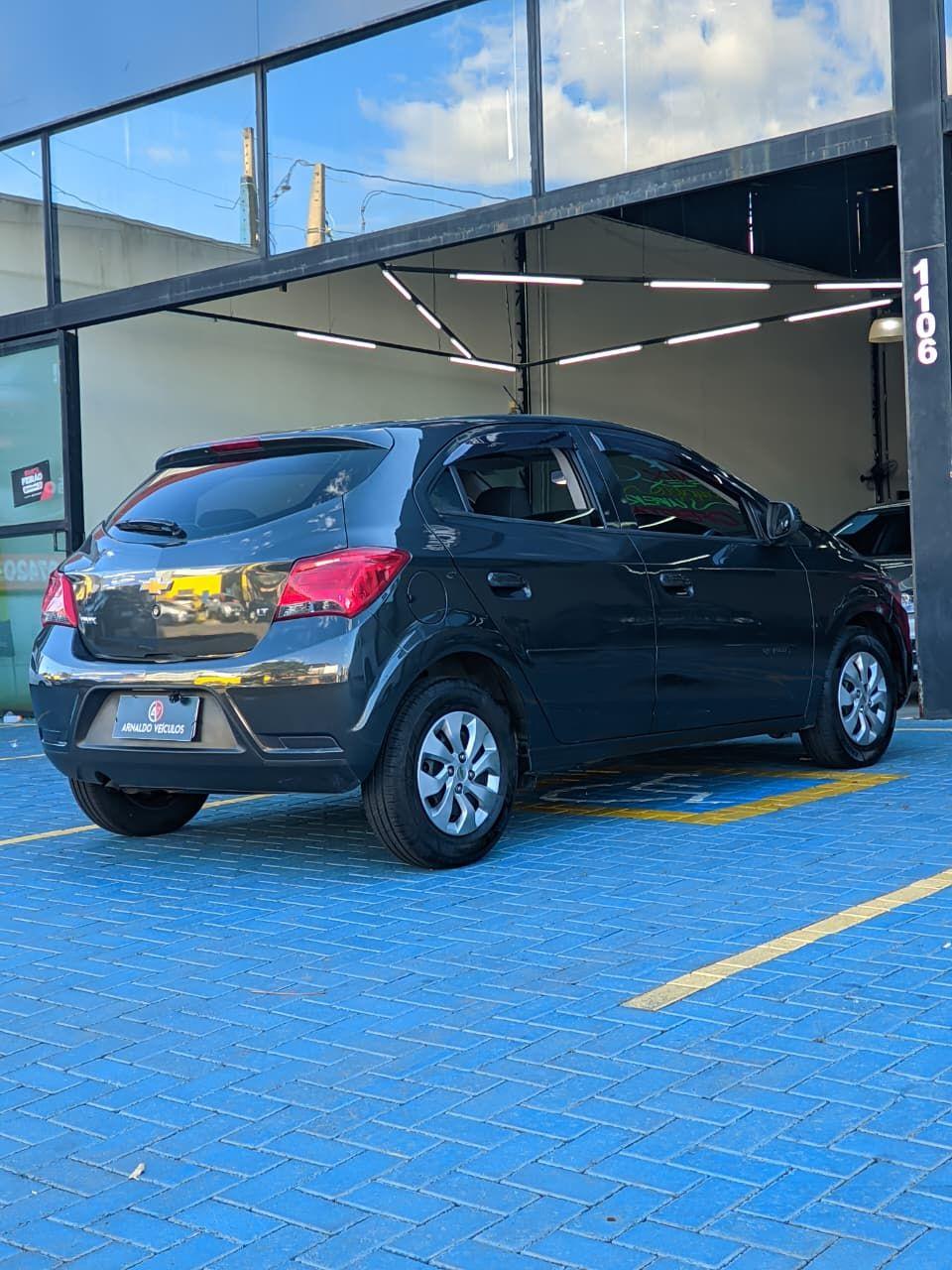 CHEVROLET Onix Hatch - Foto