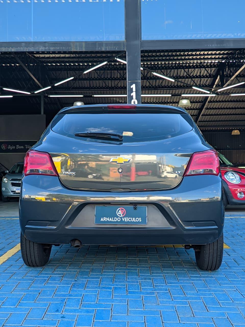 CHEVROLET Onix Hatch - Foto