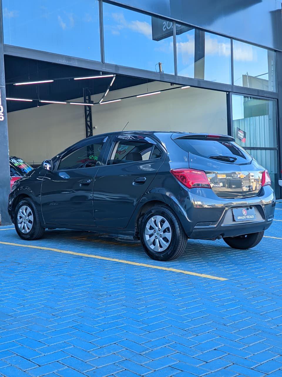 CHEVROLET Onix Hatch - Foto