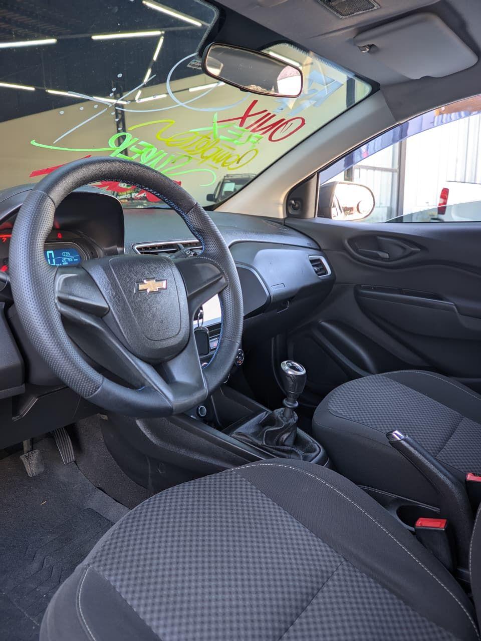 CHEVROLET Onix Hatch - Foto