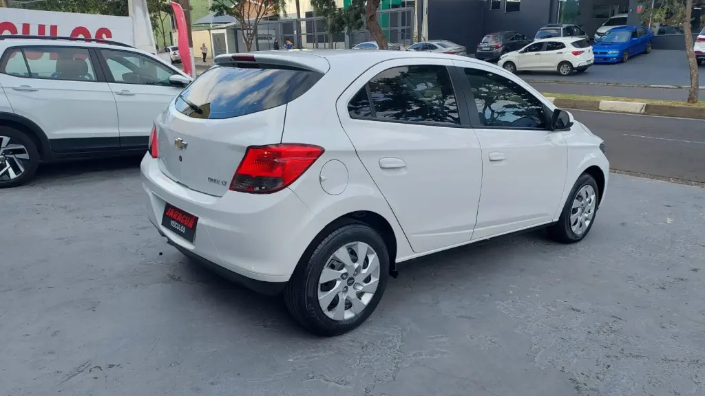 CHEVROLET Onix Hatch - Foto