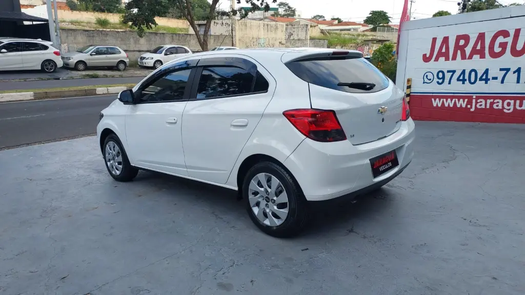 CHEVROLET Onix Hatch - Foto