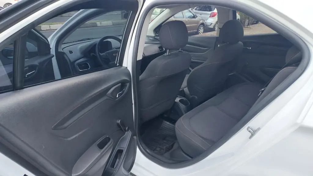 CHEVROLET Onix Hatch - Foto