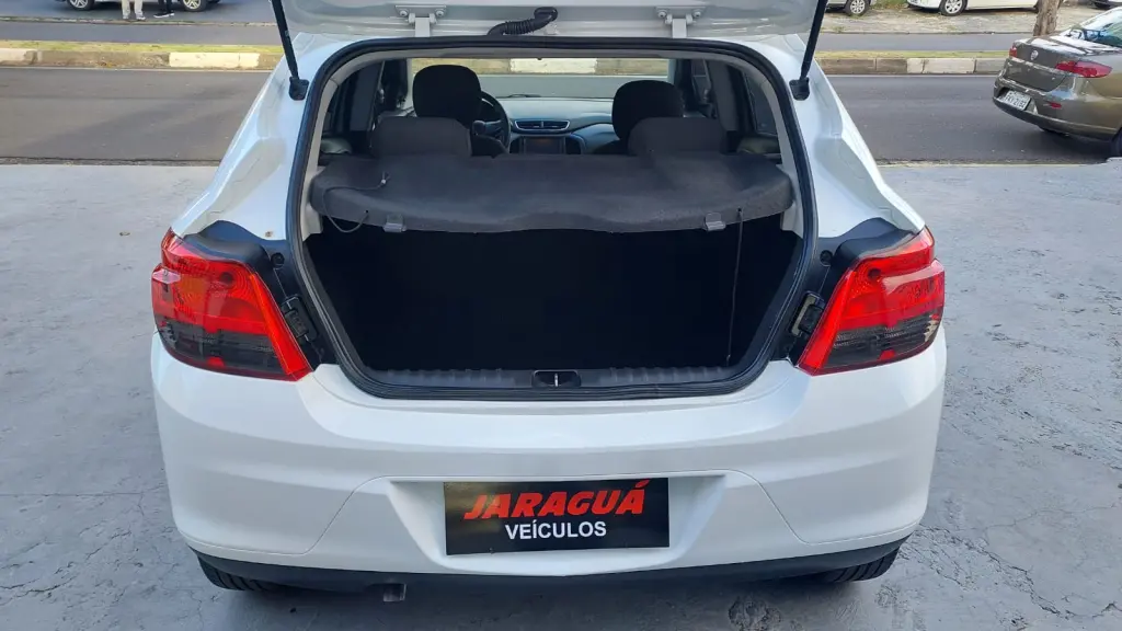 CHEVROLET Onix Hatch - Foto