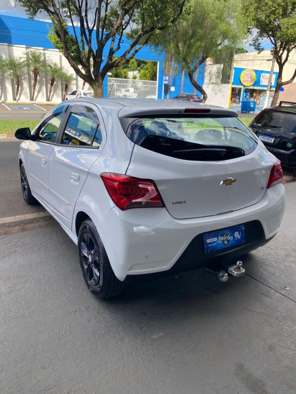 CHEVROLET Onix Hatch - Foto