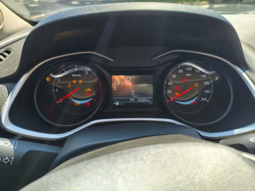 CHEVROLET Onix Hatch - Foto