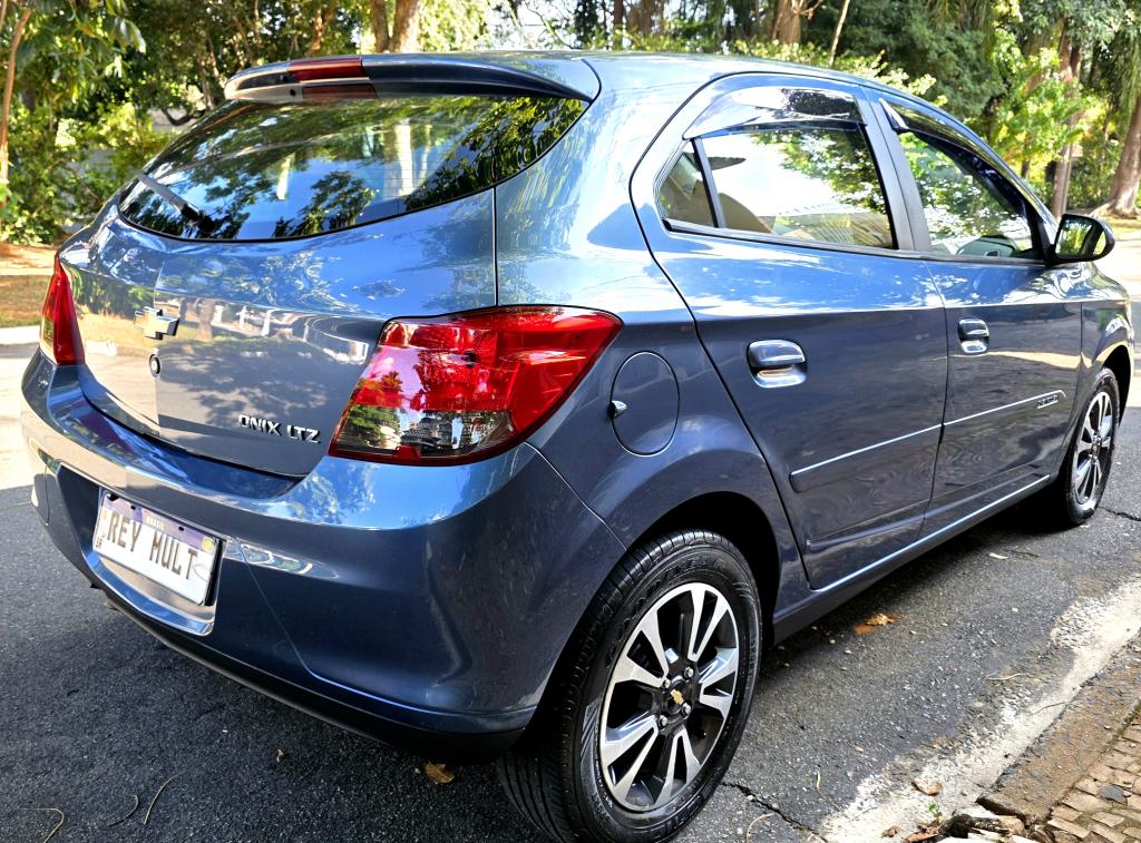 CHEVROLET Onix Hatch - Foto