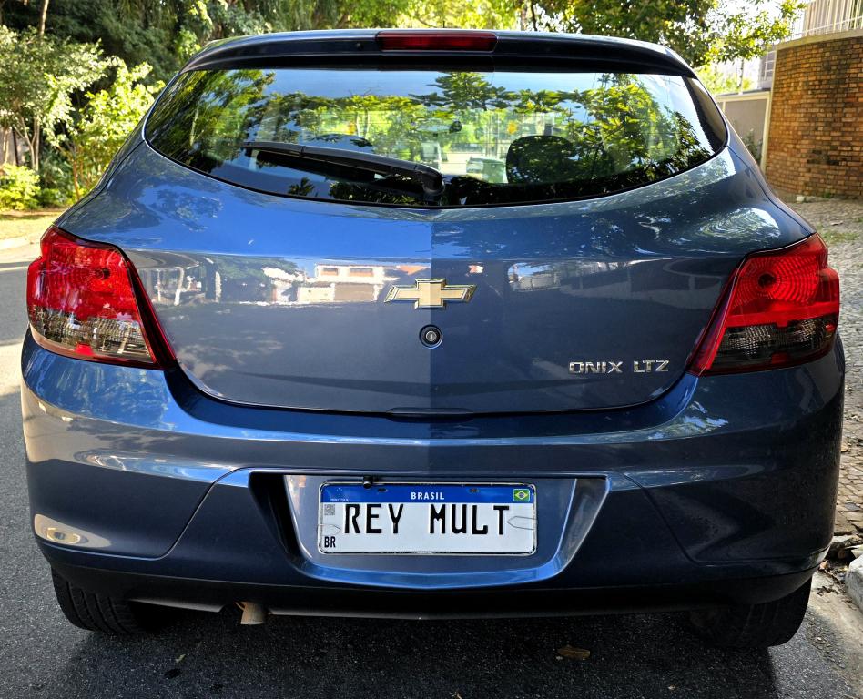 CHEVROLET Onix Hatch - Foto