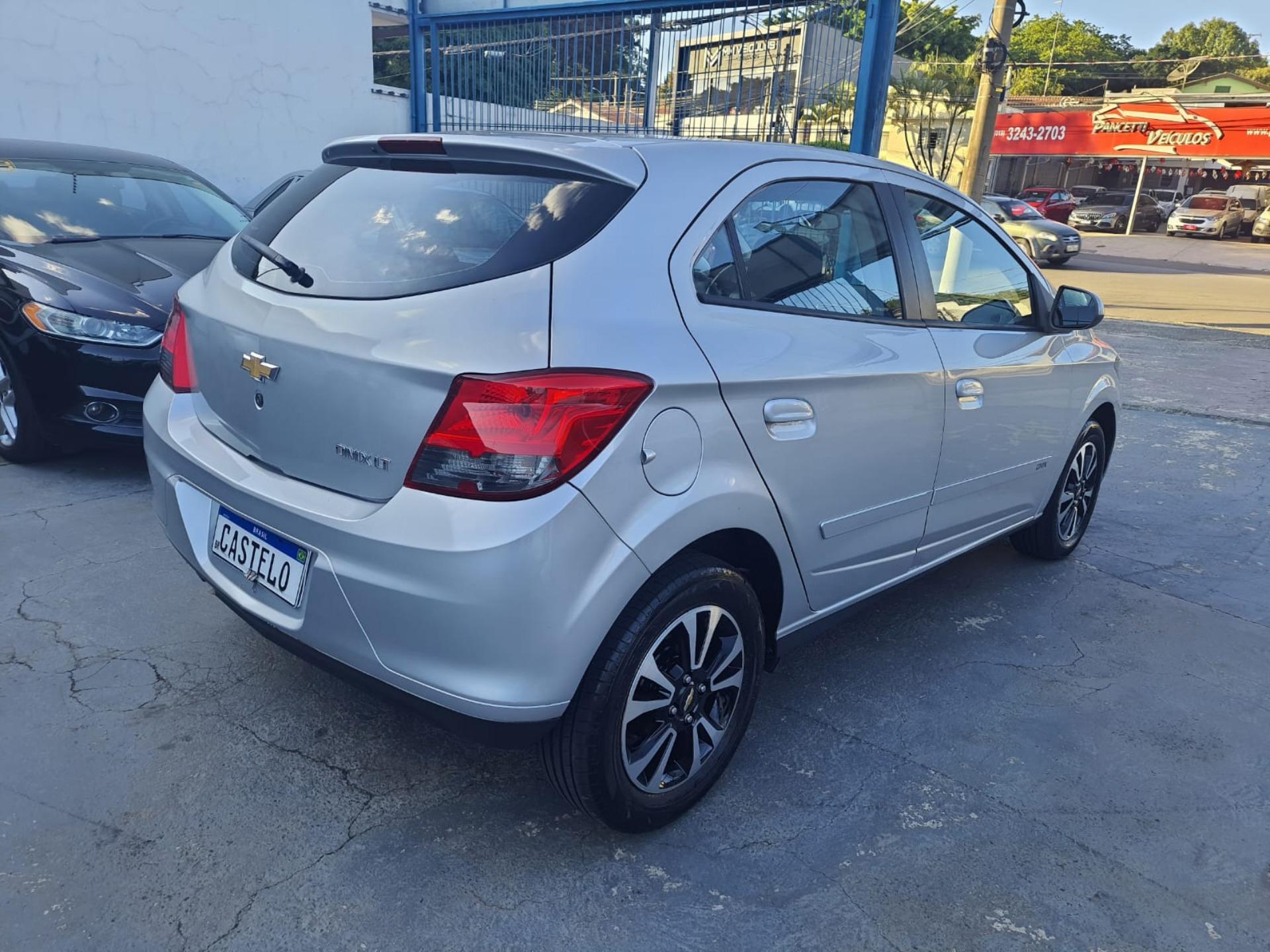 CHEVROLET Onix Hatch - Foto