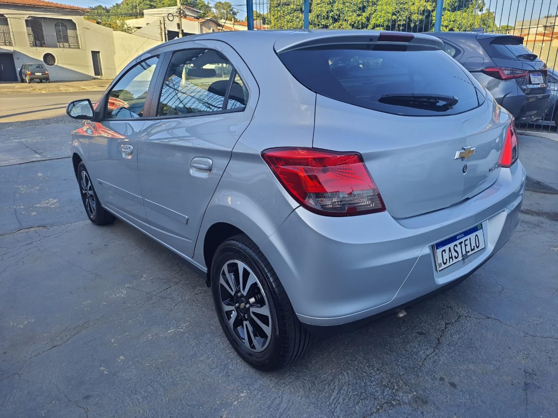 CHEVROLET Onix Hatch - Foto