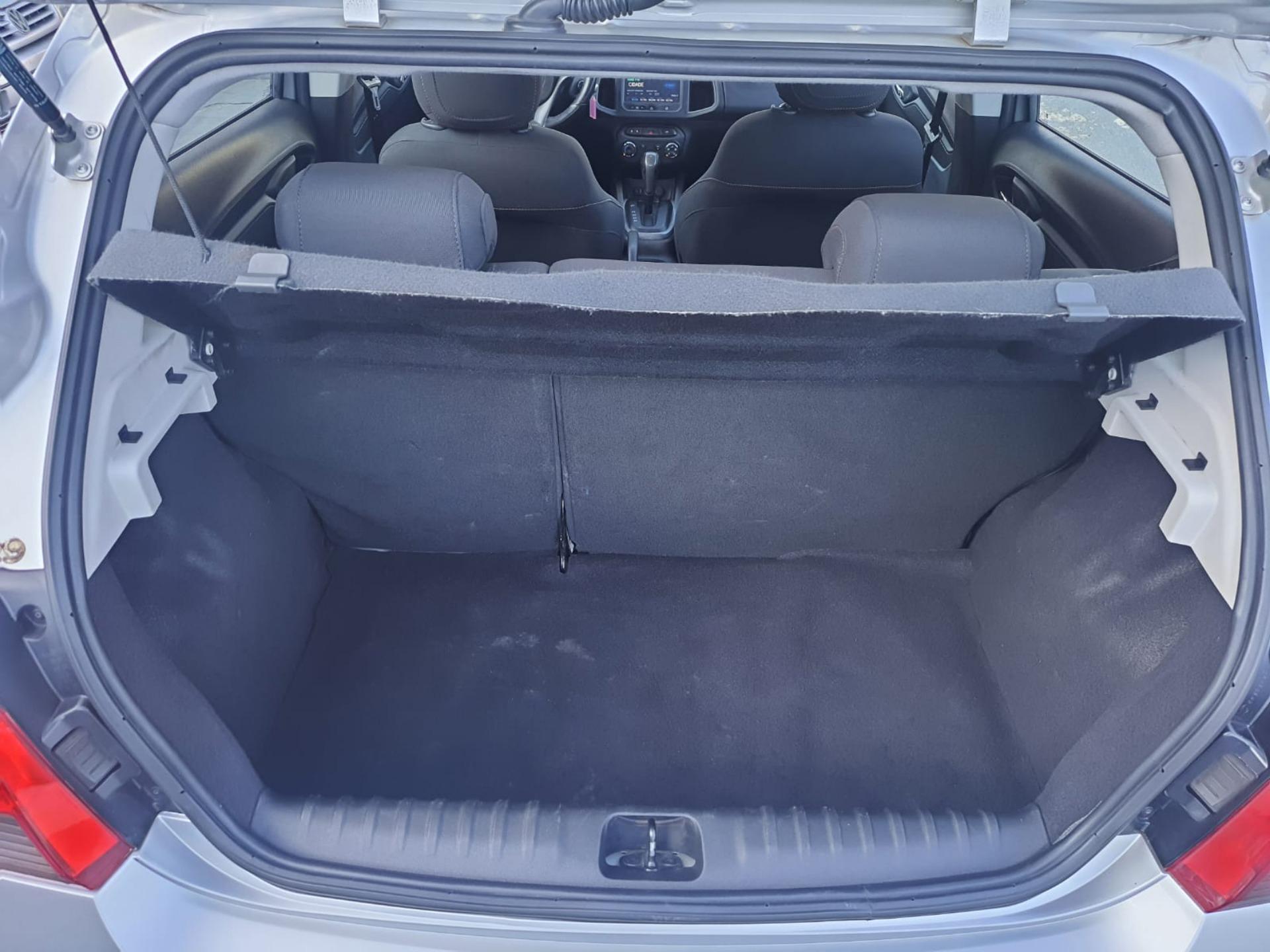 CHEVROLET Onix Hatch - Foto