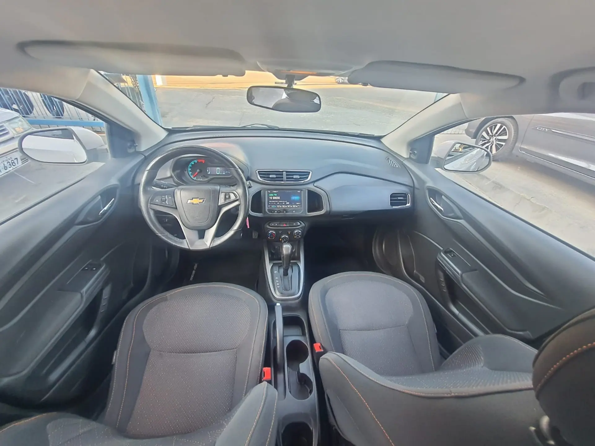 CHEVROLET Onix Hatch - Foto