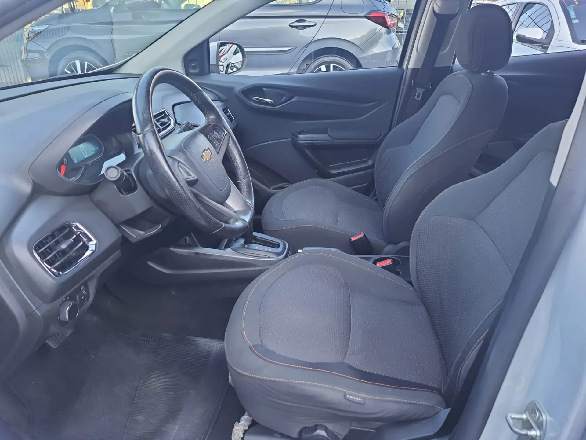 CHEVROLET Onix Hatch - Foto