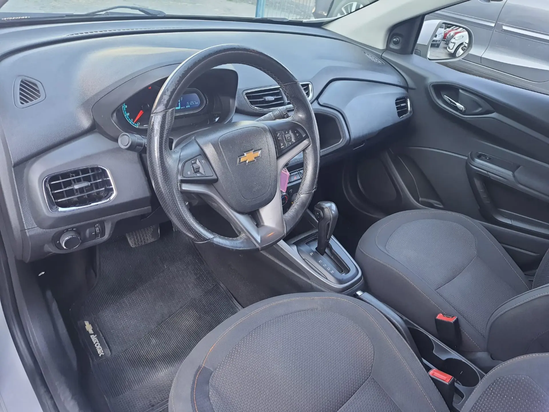 CHEVROLET Onix Hatch - Foto