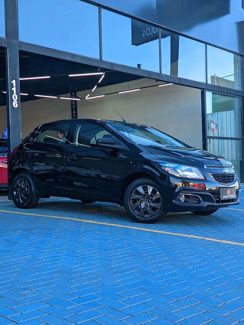 CHEVROLET Onix Hatch - Foto