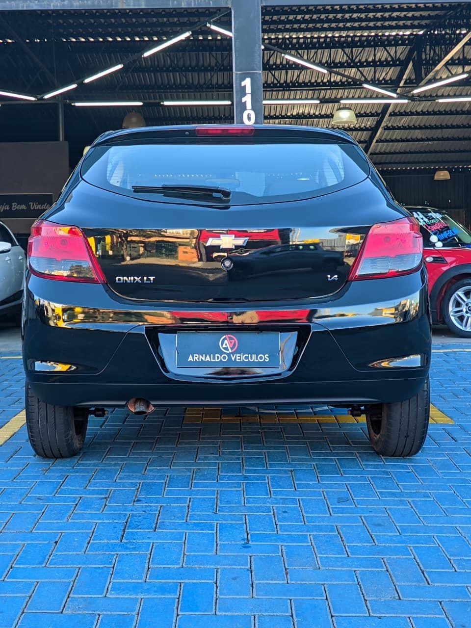 CHEVROLET Onix Hatch - Foto