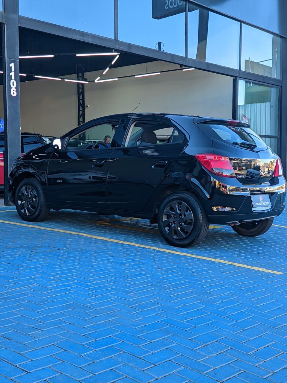 CHEVROLET Onix Hatch - Foto
