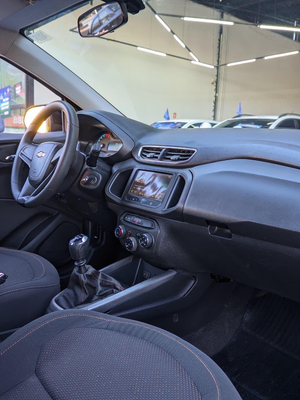 CHEVROLET Onix Hatch - Foto