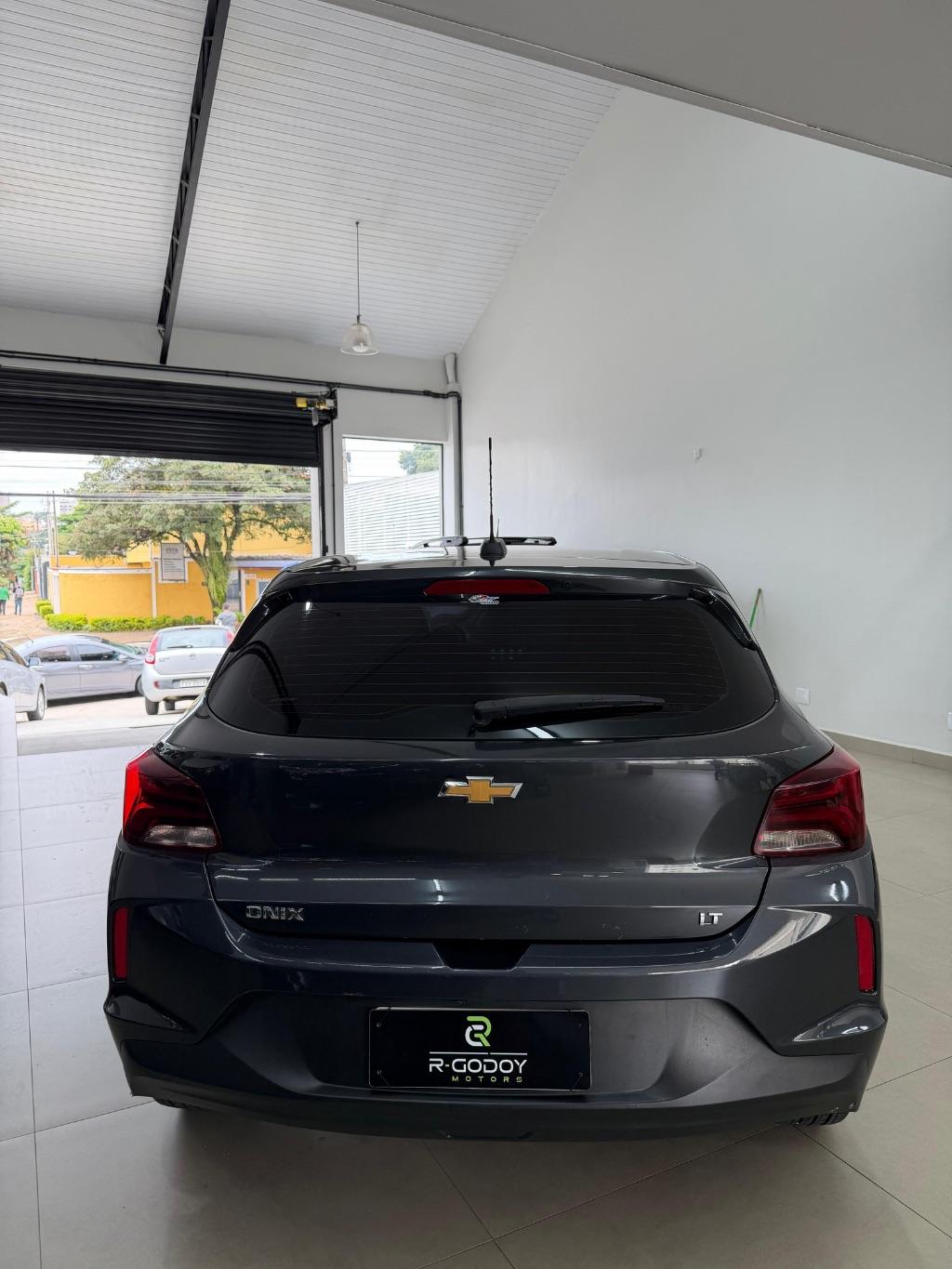 CHEVROLET Onix Hatch - Foto