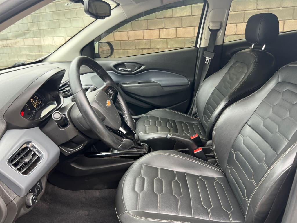 CHEVROLET Onix Hatch - Foto