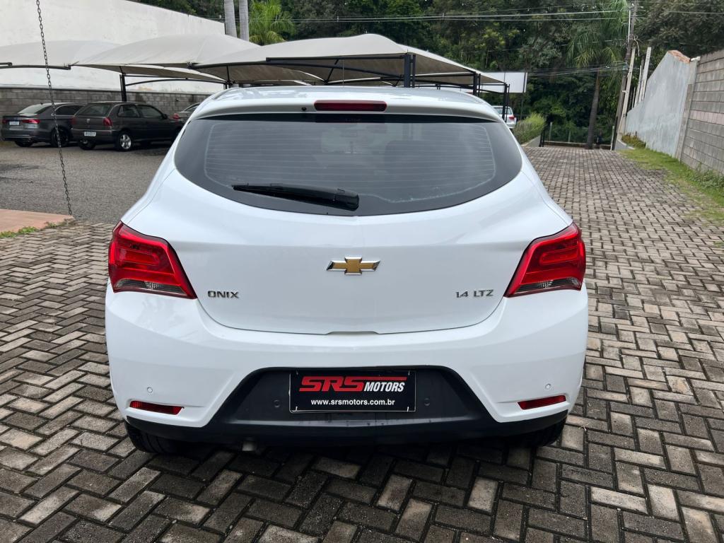 CHEVROLET Onix Hatch - Foto