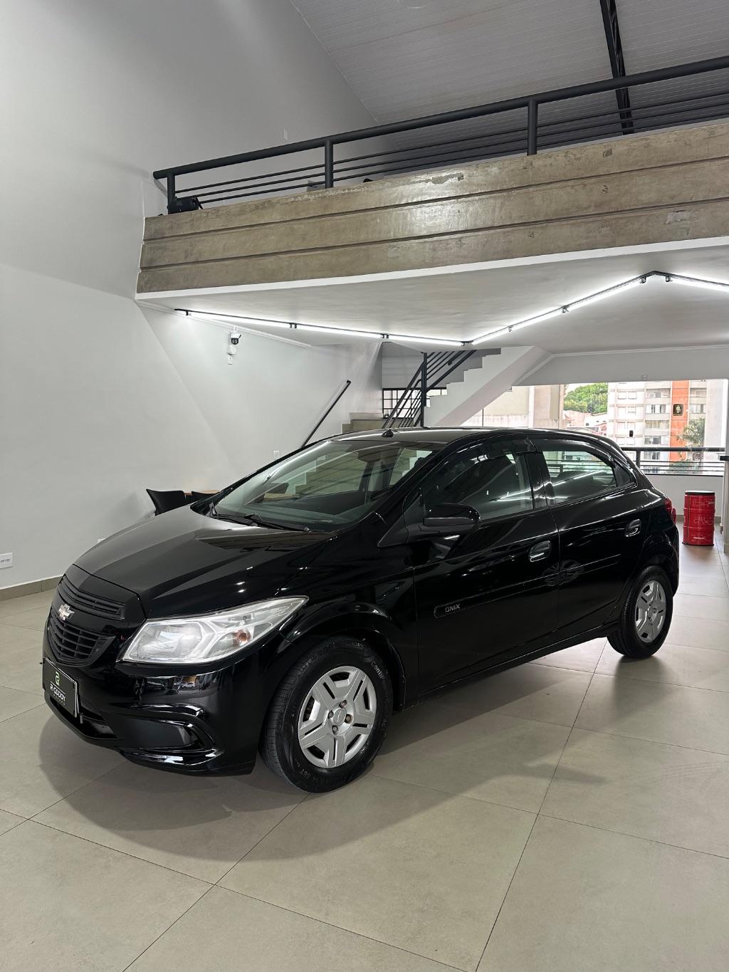 CHEVROLET Onix Hatch - Foto