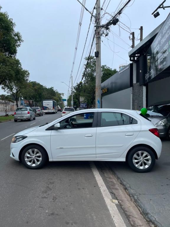 CHEVROLET Onix Hatch - Foto