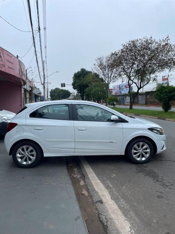 CHEVROLET Onix Hatch - Foto