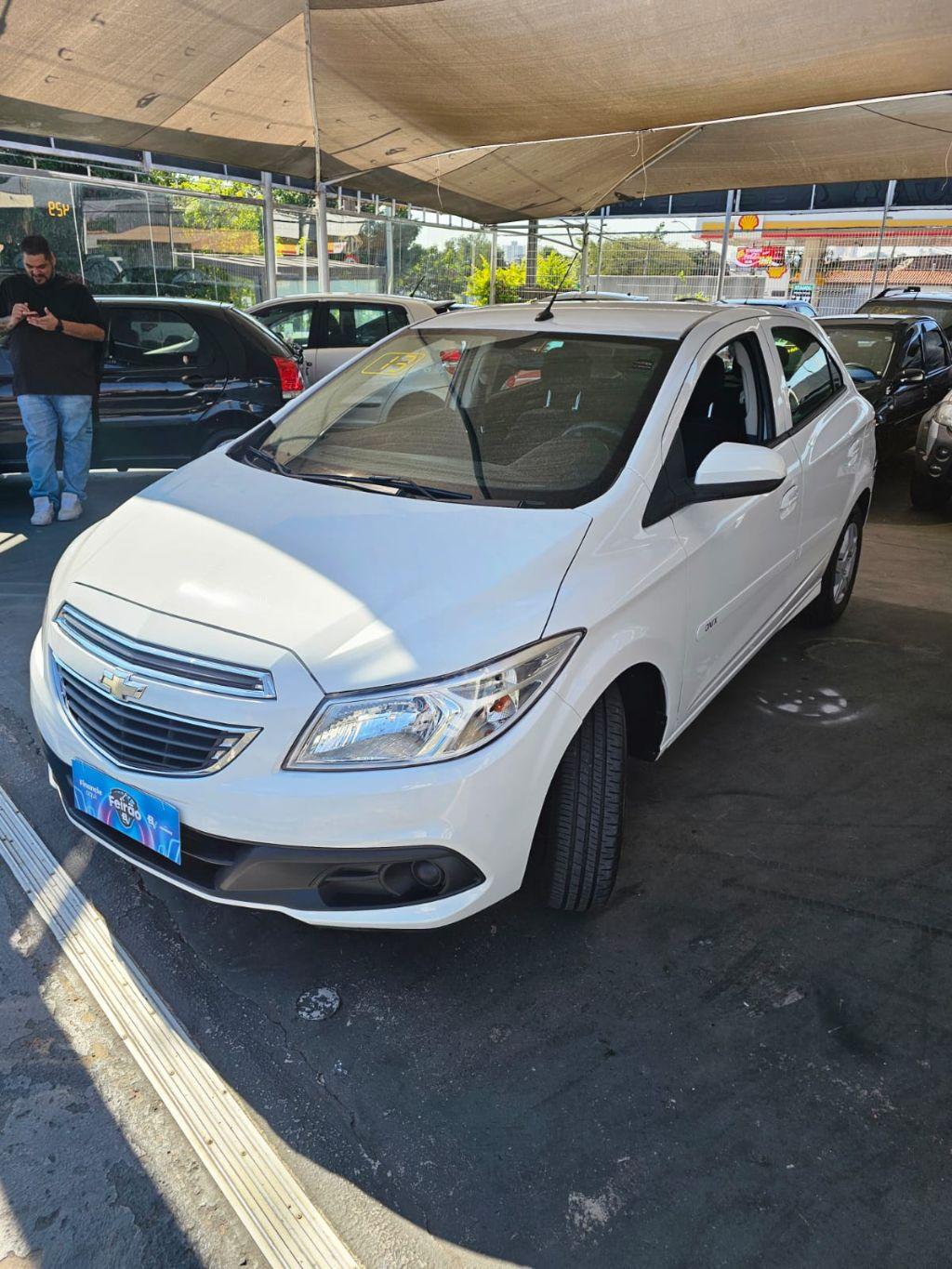 CHEVROLET Onix Hatch - Foto